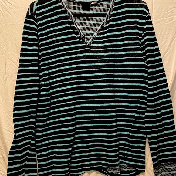 Lightweight pullover with button detail - Picture 1 of 9